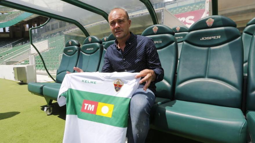 Vicente Mir, esta mañana, en el banquillo del Martínez Valero con la camiseta del Elche CF