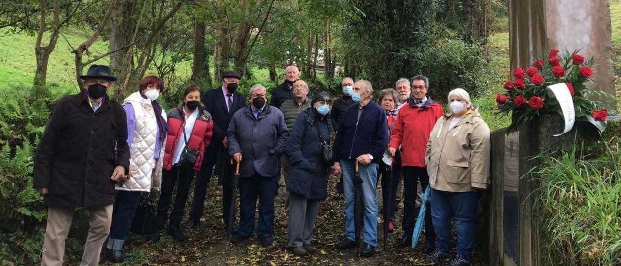 Participantes en el homenaje a las víctimas de Valdediós, junto al monolito que las recuerda. | O. P.