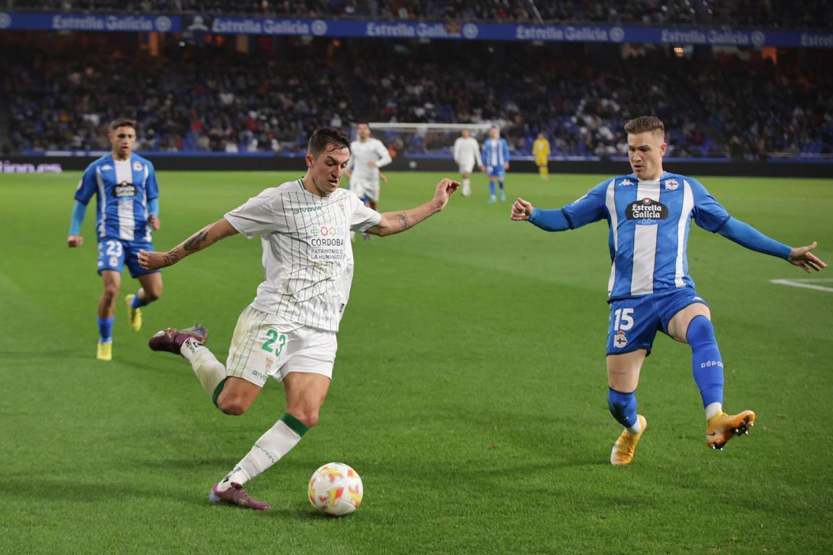 Carracedo centrando un encuentro en Riazor entre el Córdoba CF y el Deportivo de La Coruña.