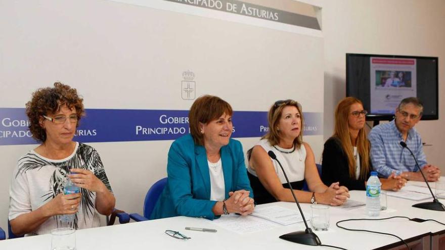 Por la izquierda, María José Antiñolo, Pilar Varela, Celia Fernández, Carmen Vallina y Antonio Roncero.