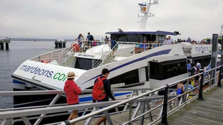 Viajeros subiendo ayer a la nueva embarcación de Mar de Ons que presume de 400 plazas.