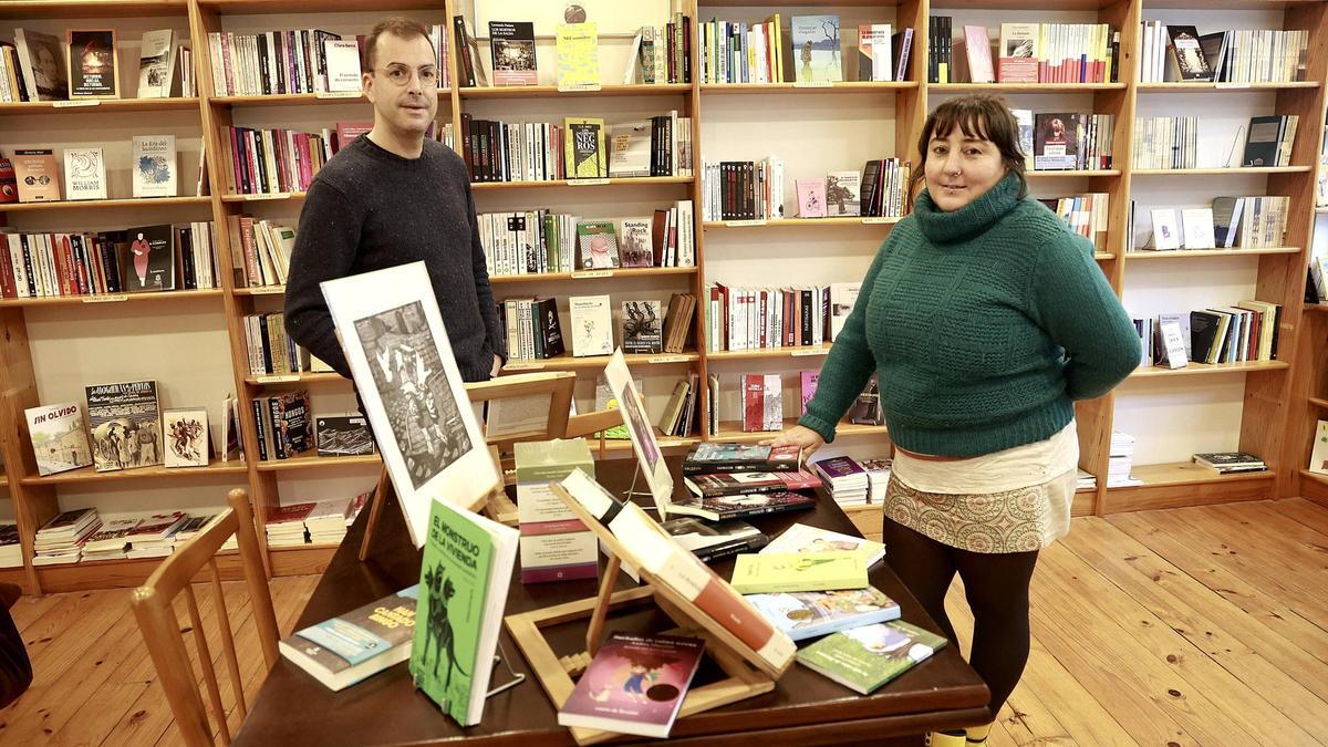 Roi Rivera e Iria Beiroa na libraría Aenea