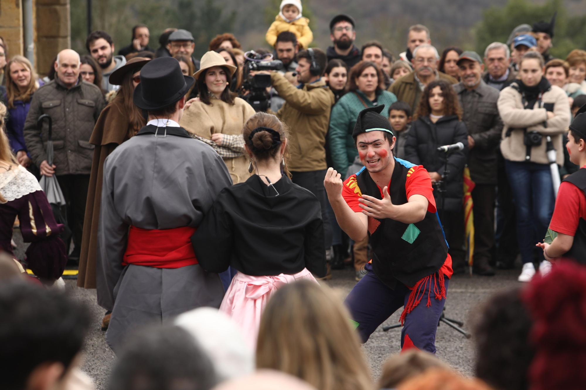 En imágenes: Los Sidros y Les Comedies de Valdesoto, así fue la gran mazcarada de la localidad de Siero