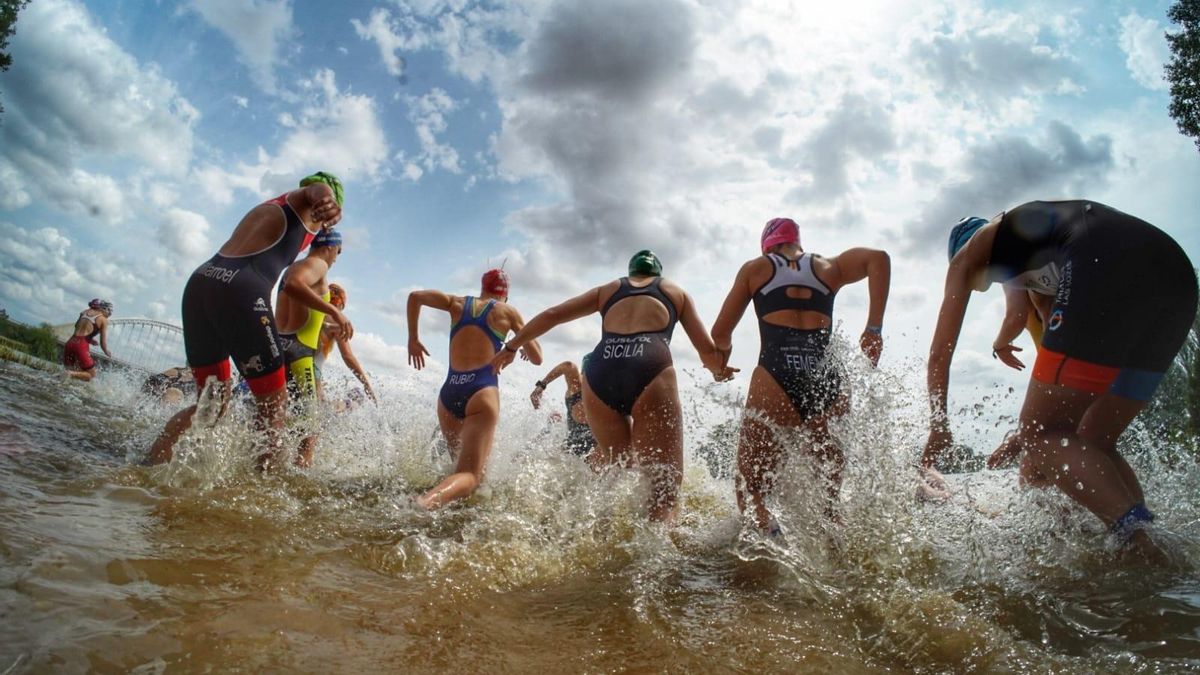 Triatletas en acción en el río Guadiana.
