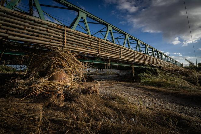 El puente de Rodalies sobre el Besòs amenaza con causar inundaciones de más de un metro de alto en torno a las Tres Xemeneies