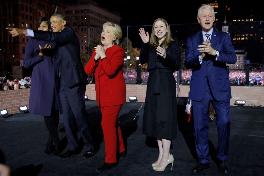 Clinton, arropada por su familia y por los Obama.