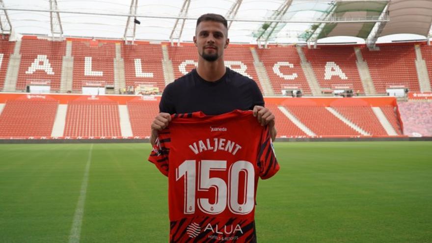 Valjent posa con la camiseta del Real Mallorca tras haber disputado 150 partidos.