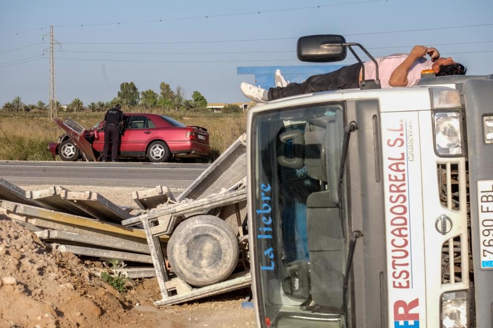 Un camión vuelca en la carretera de La Marina