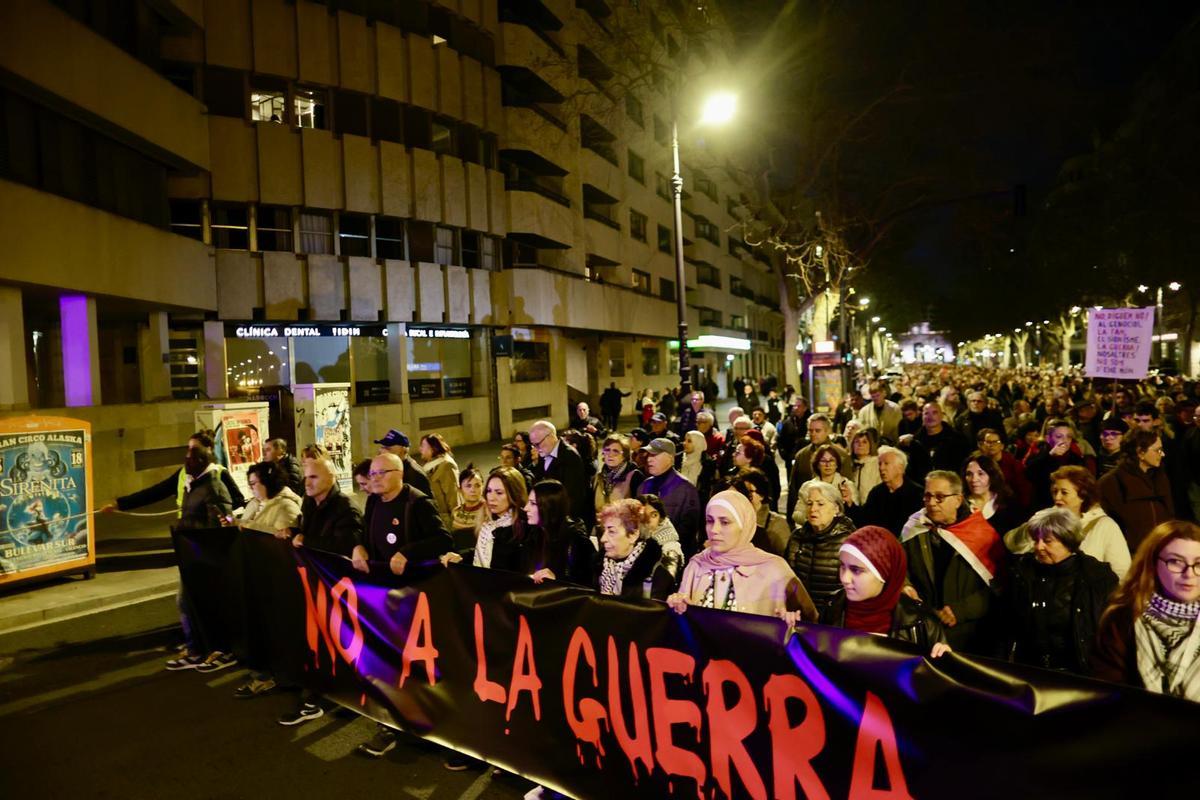 Manifestantes recorren las calles de València en la protesta por la guerra en Oriente Medio