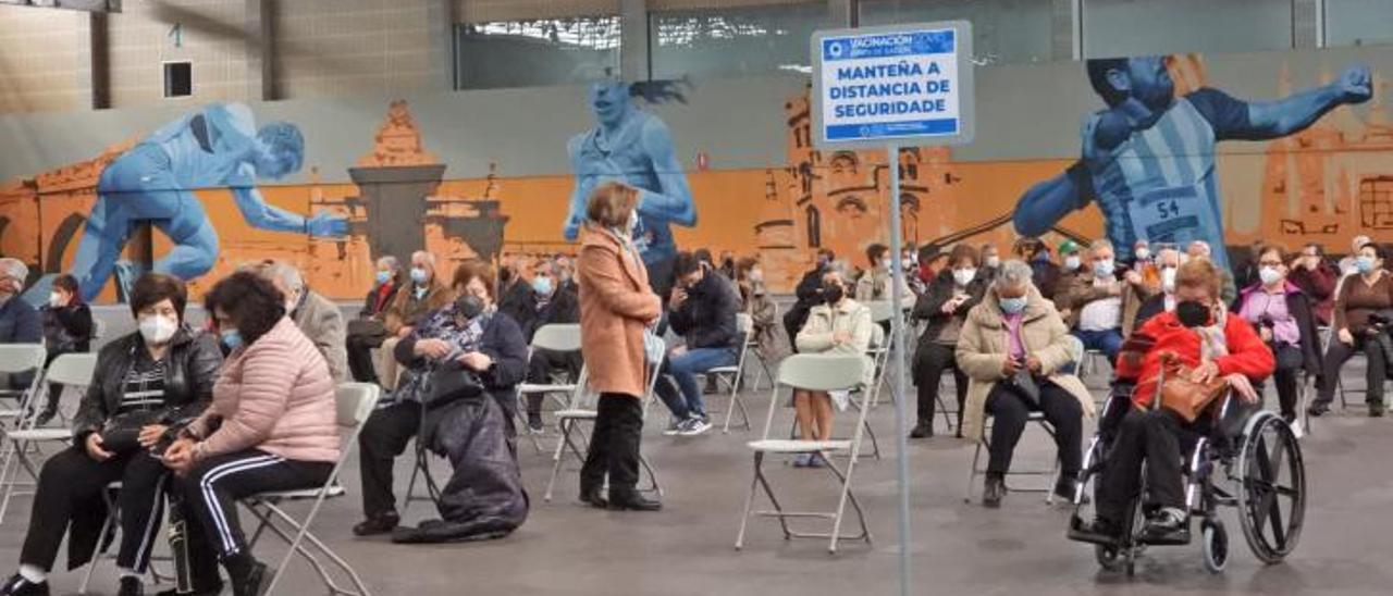 Imagen de una de las jornadas de vacunación en la zona de Expourense. |   // F.CASANOVA