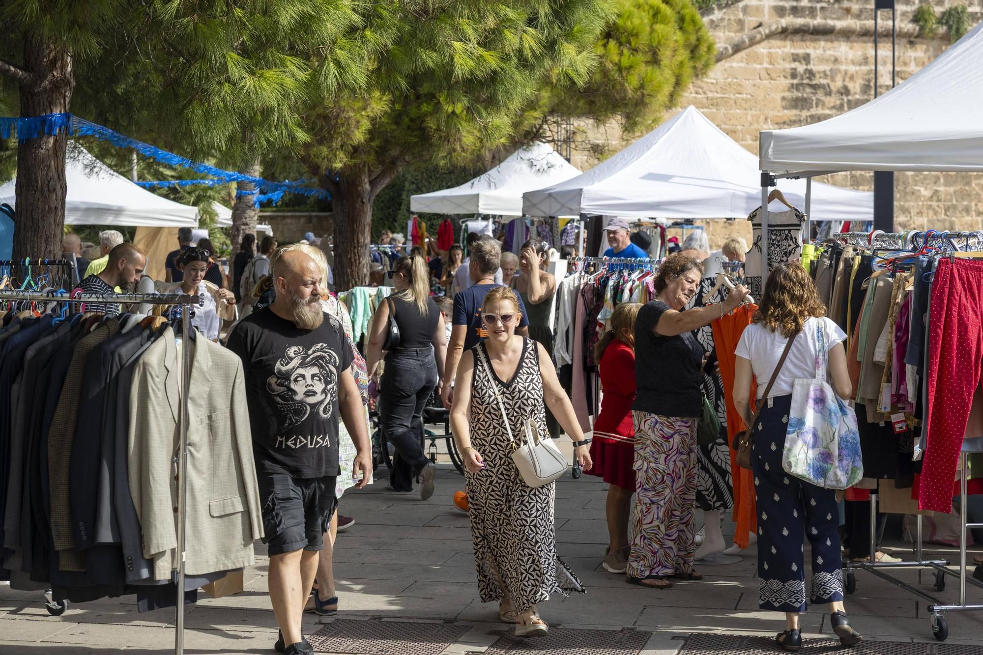 FOTOS | La Fundación RANA celebra su tradicional mercadillo solidario en el Parc de la Mar