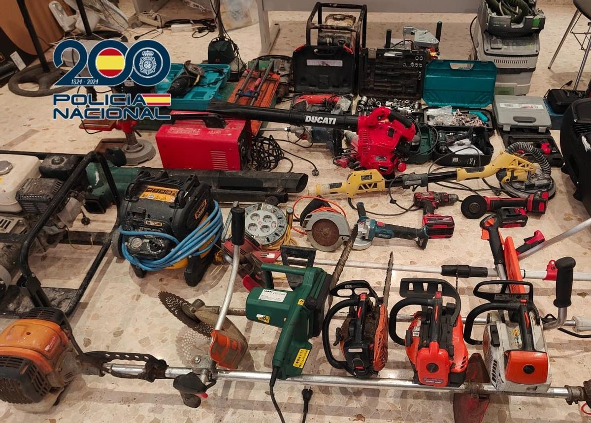 Algunos de los bienes recuperados en la operación de la Policía Nacional.