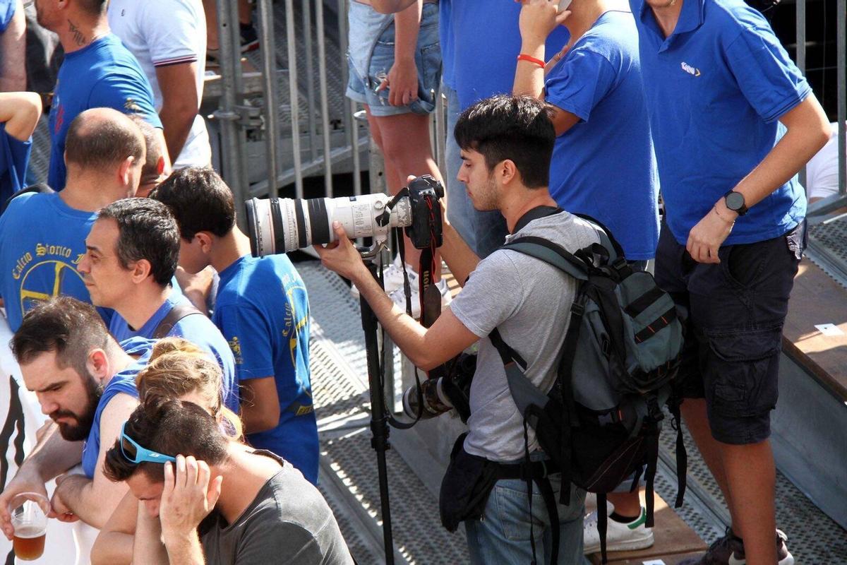 Carlos Folgoso cubriendo una partido de Calcio Storico en Italia