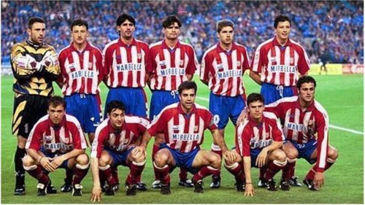 Toni, abajo a la derecha, abrazado por Kiko, en el Atlético del doblete de la 95-96.