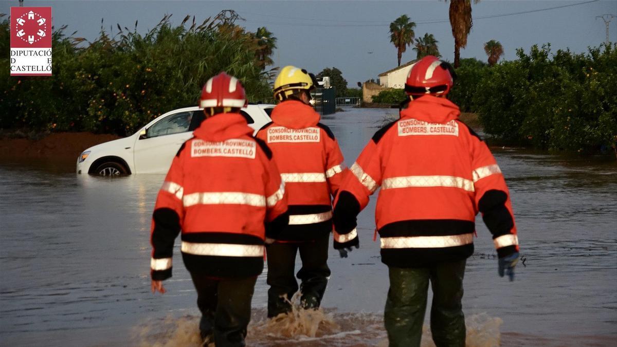 Así rescataron los bomberos en Benicarló a un hombre segundos antes de que el río arrastrara su vehículo