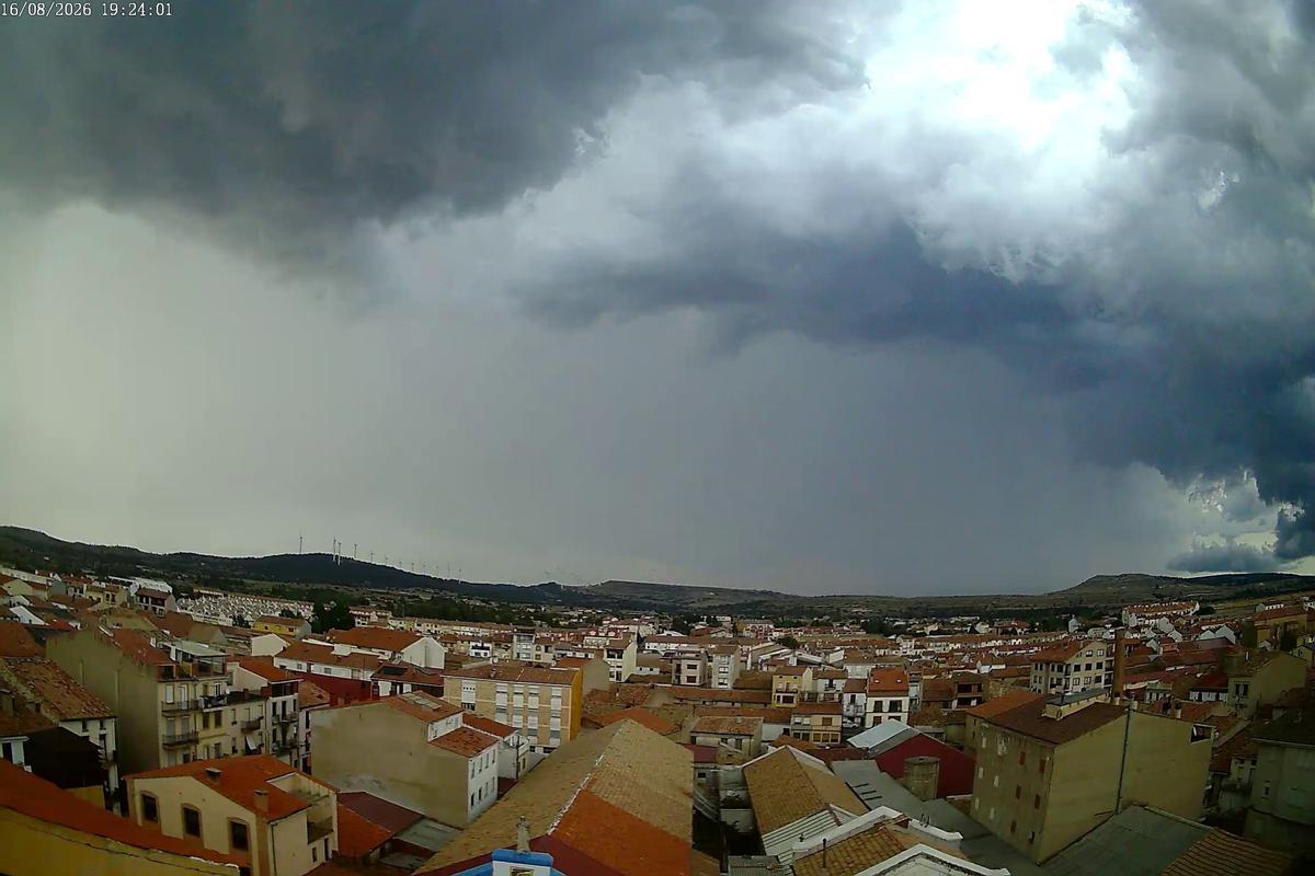 Desde Vilafranca se observa el núcleo de la tormenta descargando con intensidad hacia la zona de Castellfort.