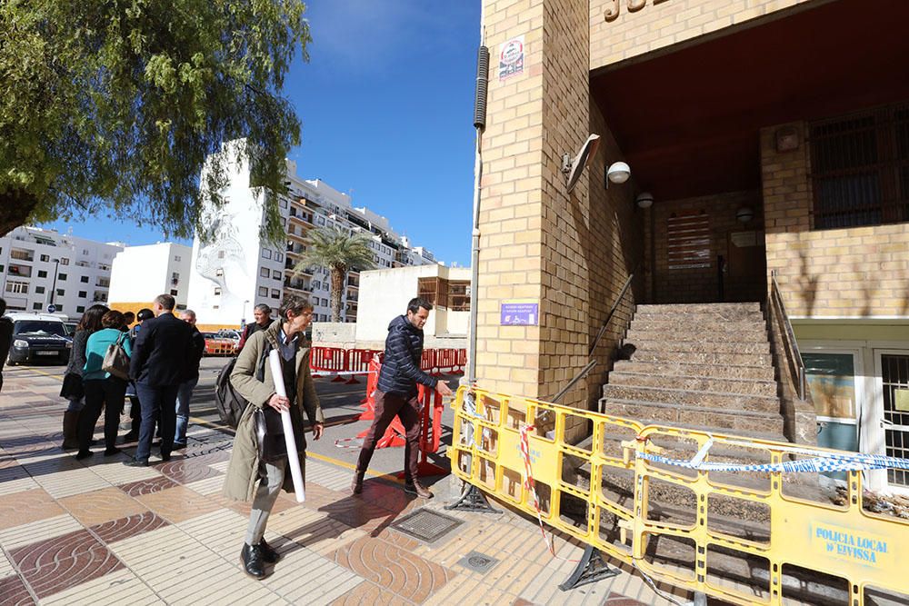 Una comitiva del Ministerio de Justicia junto al juez decano de Ibiza, Juan Carlos Torres, Marta Díaz y Ramón Roca han visitado las instalaciones de la máxima institución insular.