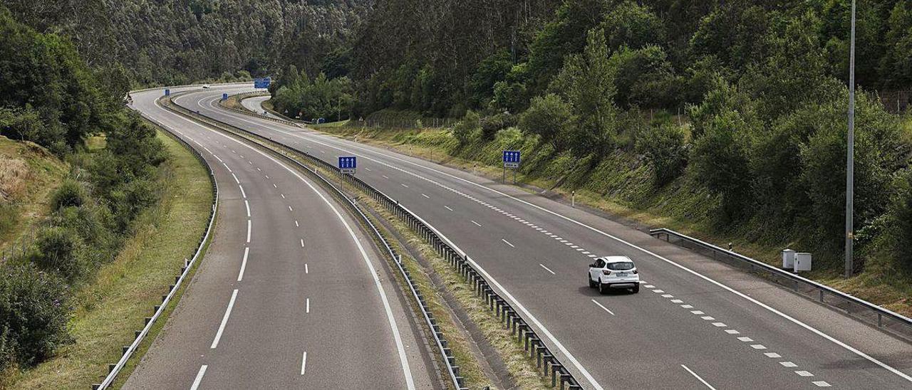 Un vehículo circula por la Autovía de la Industria.