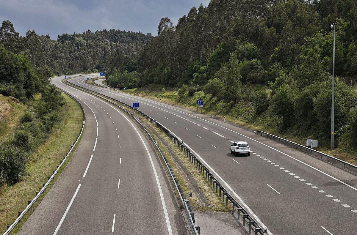 Un vehículo circula por la Autovía de la Industria.