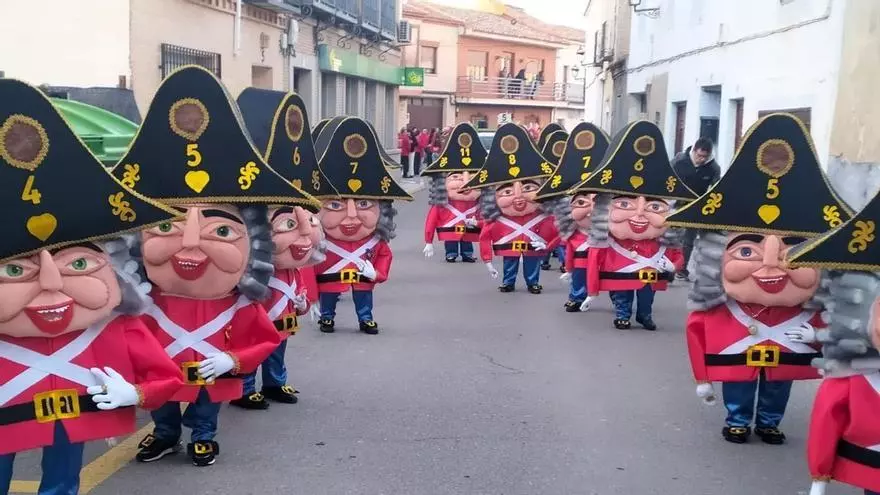 Desfile de la comparsa la Gimnasia Tiene Marcha, un colectivo formado por mayores de edades comprendidas entre 70 y 83 años, que lucen una fantasía de 'Soldaditos enanos' que recuerdan a los Enanos de la Bajada de la Virgen de Las Nieves, en La Palma