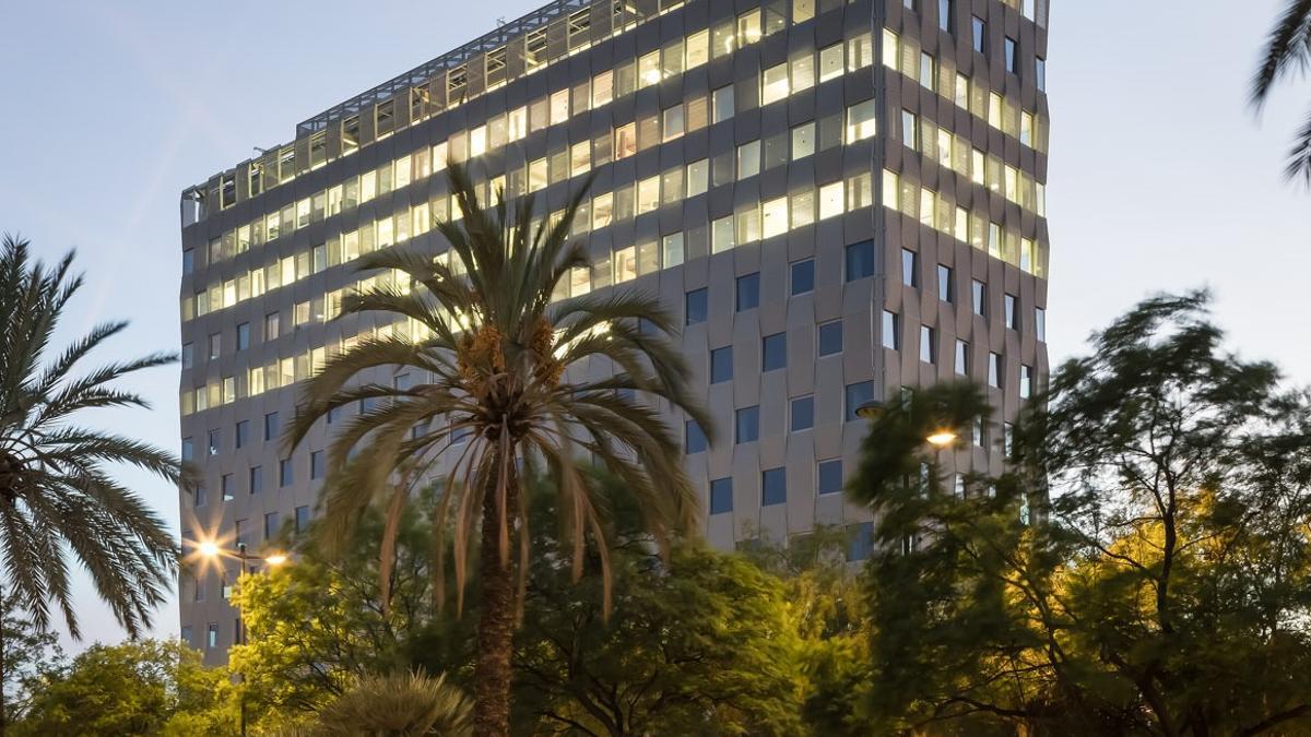 Edificio de la avenida de las Cortes Valencianas donde ha fijado su sede la multinacional japonesa.