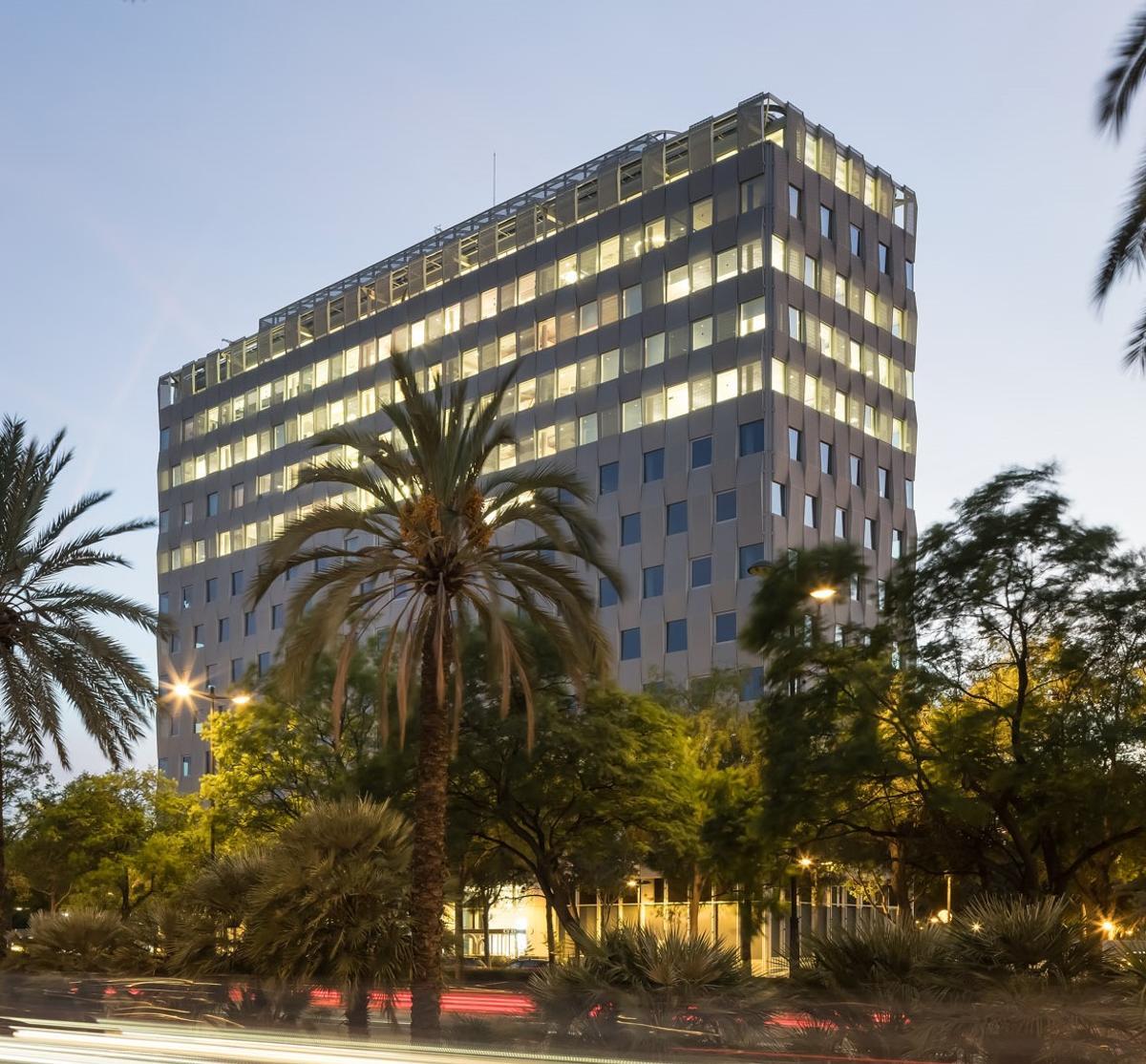 Edificio de la avenida de las Cortes Valencianas donde ha fijado su sede la multinacional japonesa.