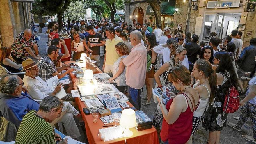 Numeroso público se dio cita ayer con el arte en las calles de Valldemossa.