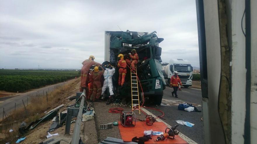 Los bomberos rescatan a las víctimas del accidente.