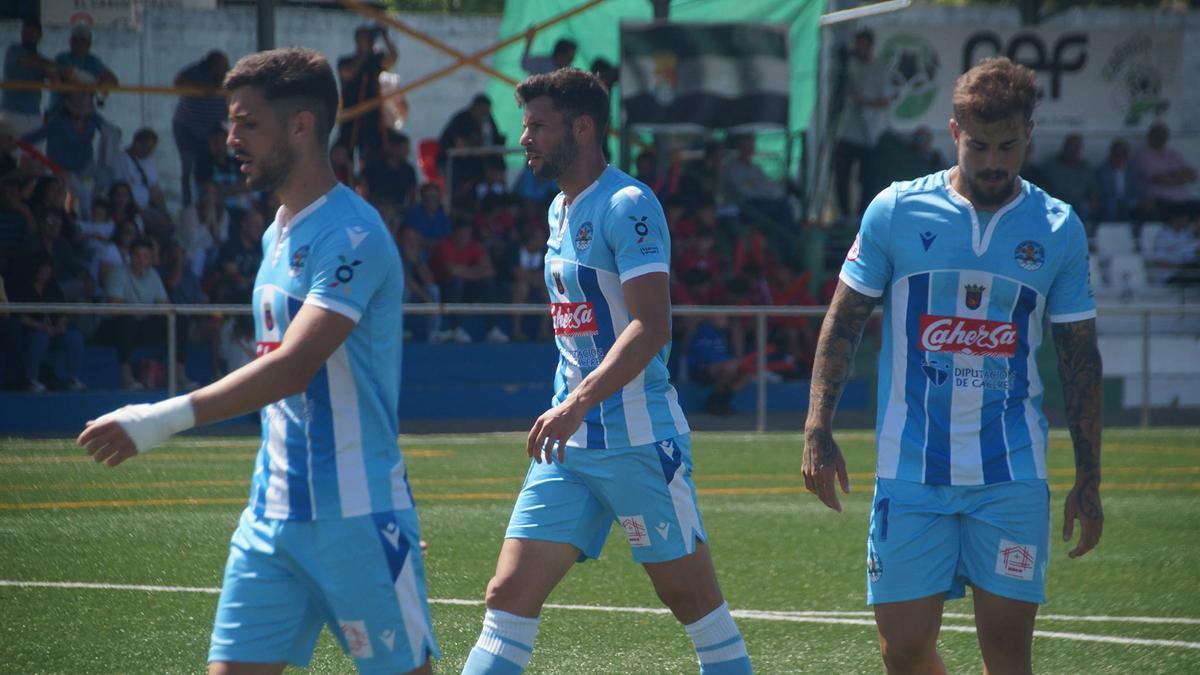 Jugadores del Coria, cabizbajos durante un partido.