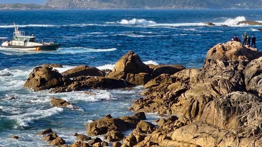 Un pescador muere en Udra y encuentran en Baiona el cuerpo del bañista desaparecido en Barra