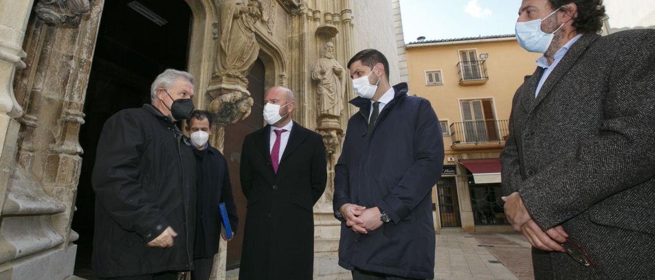 Toni Gaspar, ayer, junto
a Prieto, Mascarell
y Saneugenio, 
tras su visita a 
 la Colegiata.  Àlex Oltra | JORDI ESTEVAN