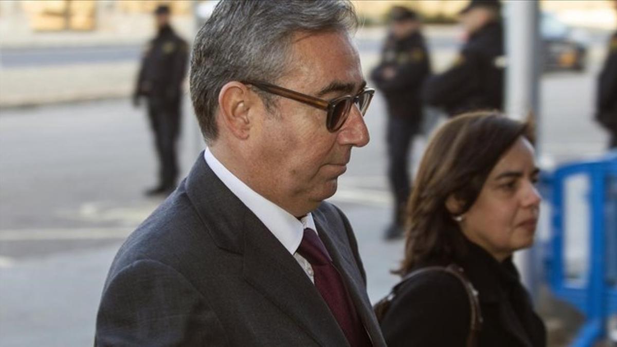 El exsocio de Iñaki Urdangarin, Diego Torres, llega con su mujer, Ana María Tejeiro, al juicio del 'caso Nóos' el pasado 17 de febrero.