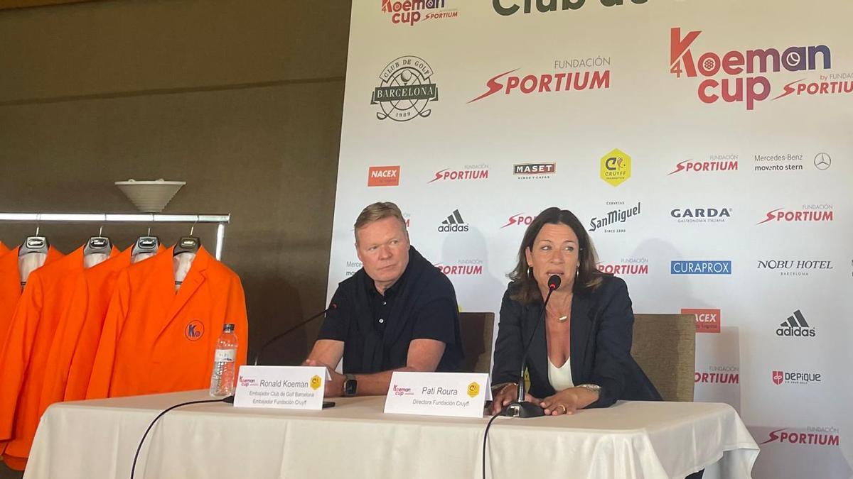 El entrenador Ronald Koeman y la directora de la Fundación Cruyff, PAti Roura, en la presentación de la Koeman Cup de golf.