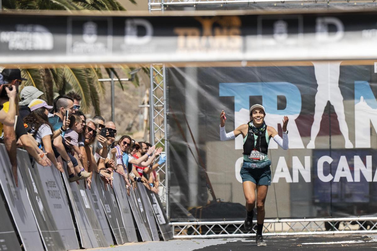 Ikram Rharsalla cruzando la meta de la Transgrancanaria
