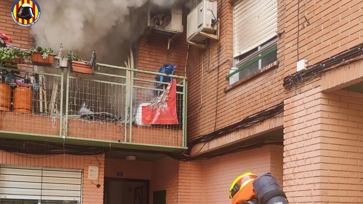 Bomberos de Valencia rescatan a varias personas de un edificio de Paiporta por un incendio