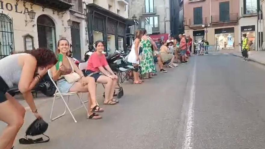 Centenares de personas participan en la cadena ‘a la fresca’ contra la masificación turística en Mallorca