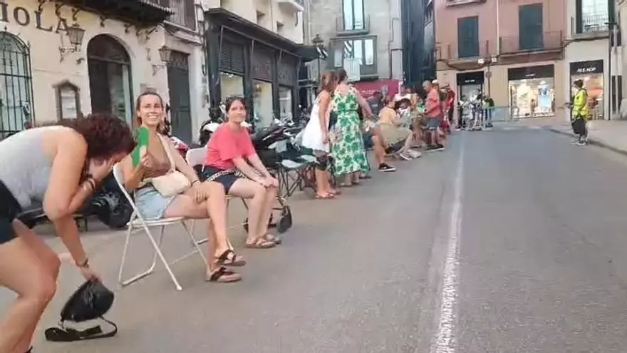 VÍDEO | Arranca la cadena ‘a la fresca’ contra la masificación turística en Mallorca: más de 200 personas se concentran en Plaza de España
