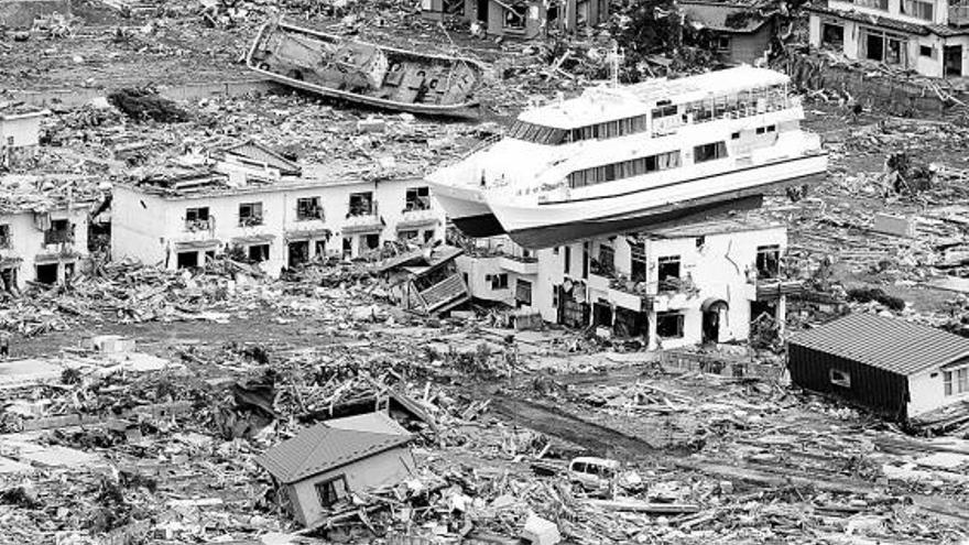 Imagen de la ciudad de Otuschi, donde faltan sus 10.000 habitantes y un barco terminó sobre el tejado de una casa.