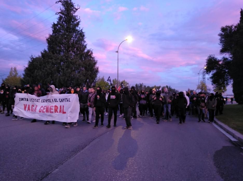 Protesta dels CDR a Girona en el marc de la vaga general