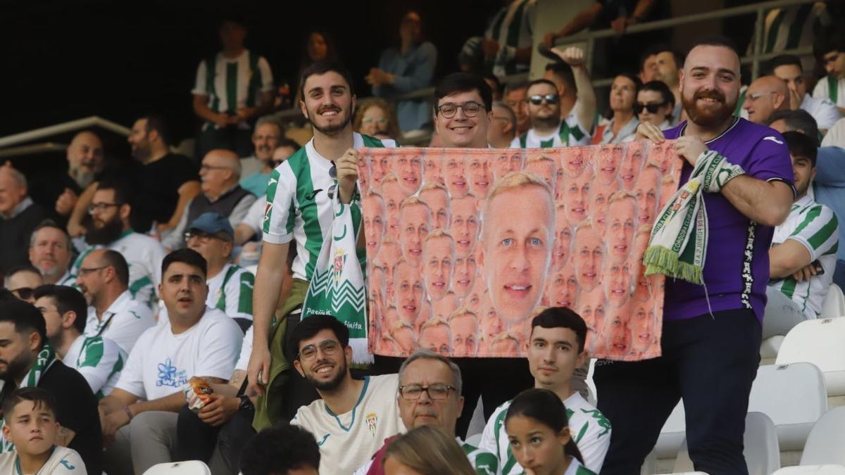 Aficionados del Córdoba CF, con una pancarta de Obolskii, animan a los blanquiverdes ante el Levante.