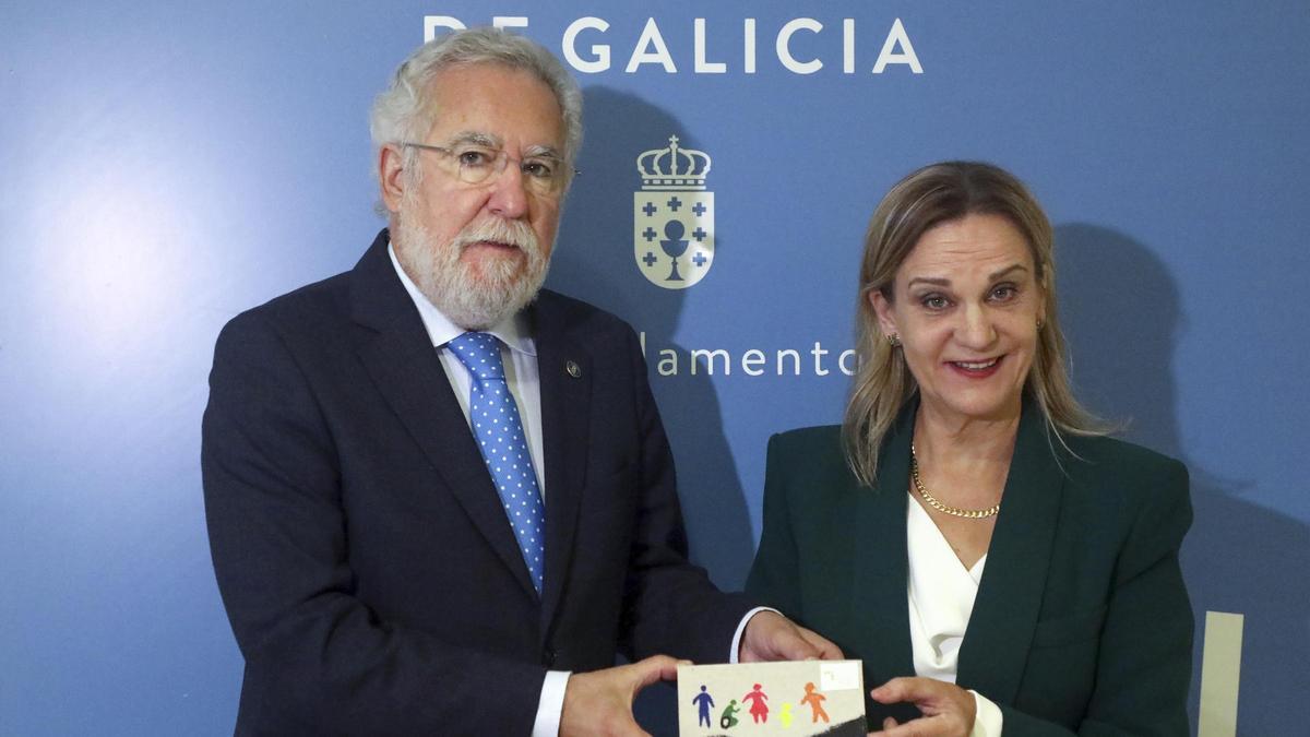 La Valedora do Pobo entrega el Informe de 2022 al presidente del Parlamento, Miguel Santalices / xoán rey