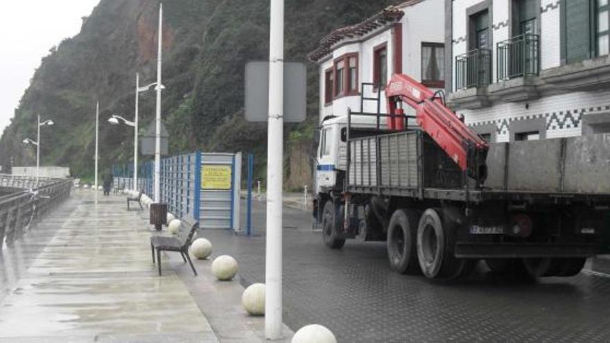 El paseo marítimo, vallado.