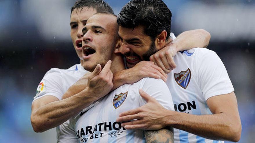 Sandro Ramírez celebra su gol, segundo del equipo, con sus compañeros.