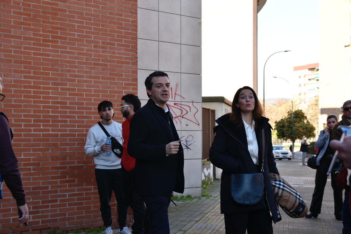 El alcalde de Córdoba, José María Bellido, en el Centro Cívico donde se han reunido algunos familiares de los heridos.