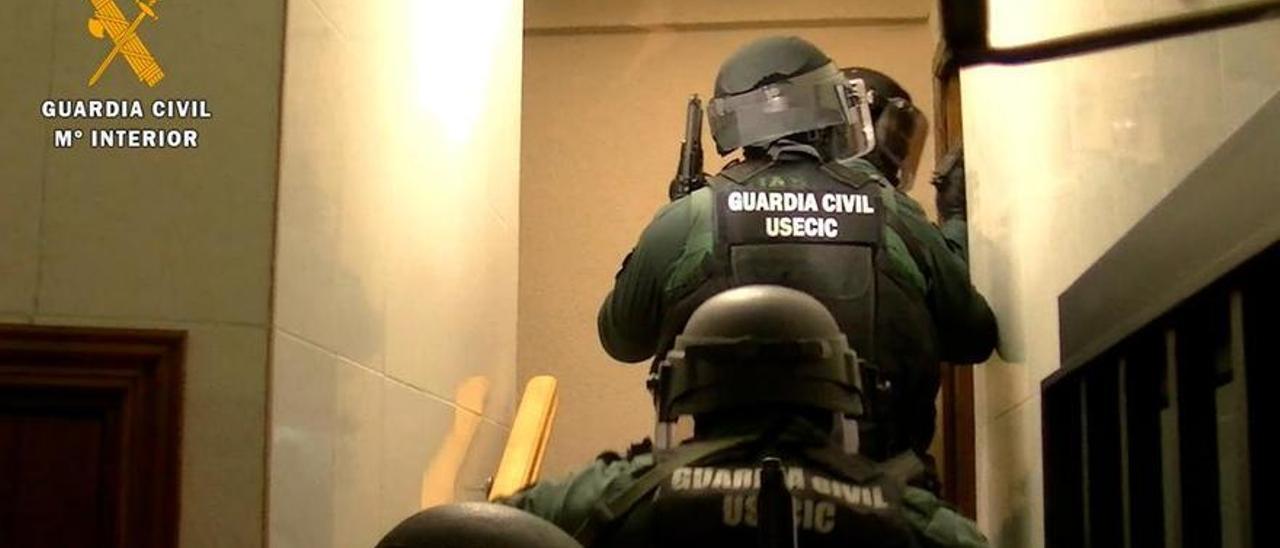 La Guardia Civil de Cáceres libera a cinco mujeres víctimas de esclavitud sexual