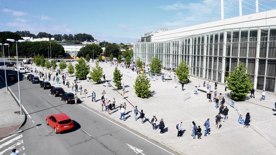 Colas en Expocoruña para vacunar a los nacidos en 1971