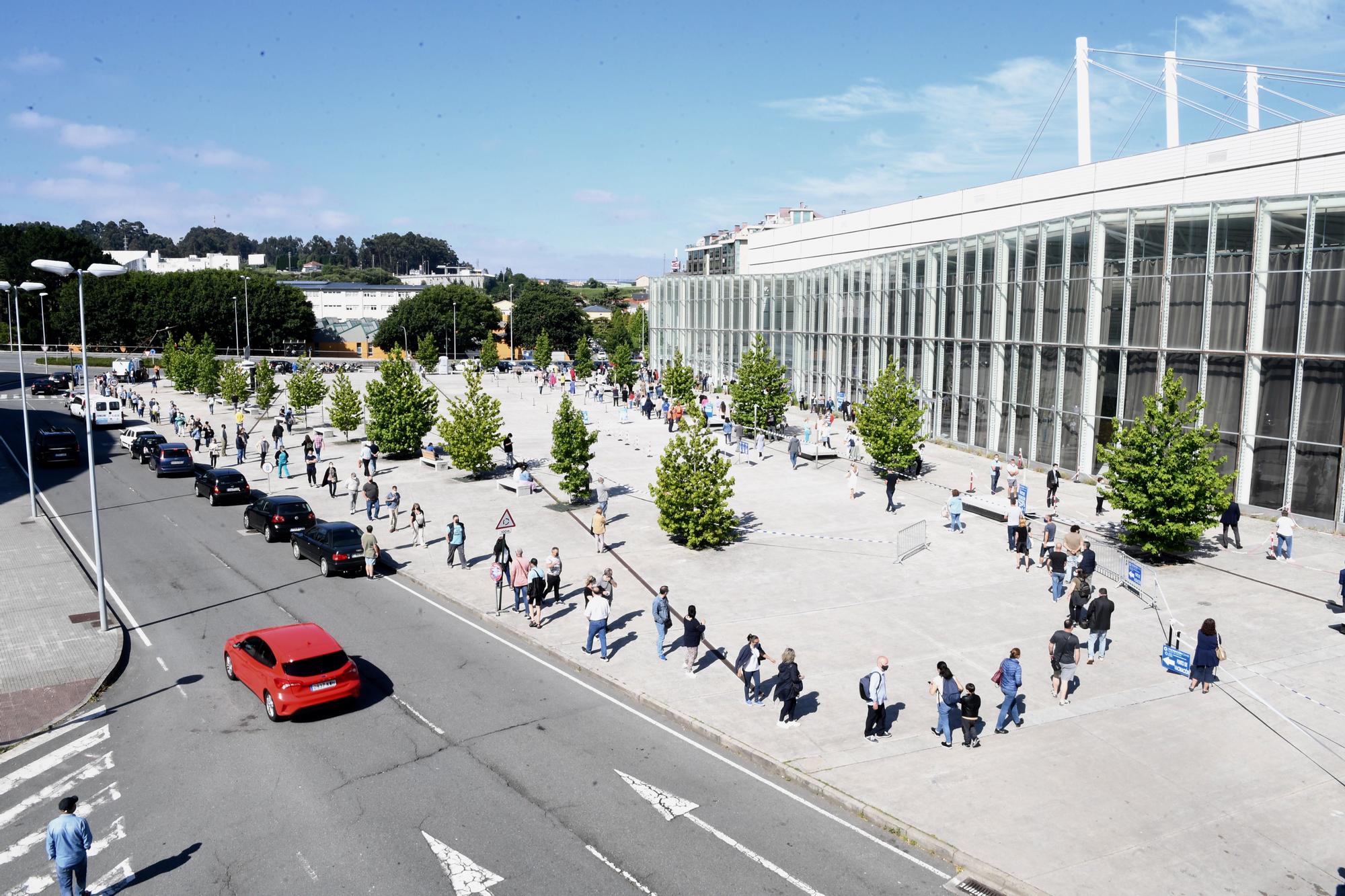 Colas en Expocoruña para vacunar a los nacidos en 1971