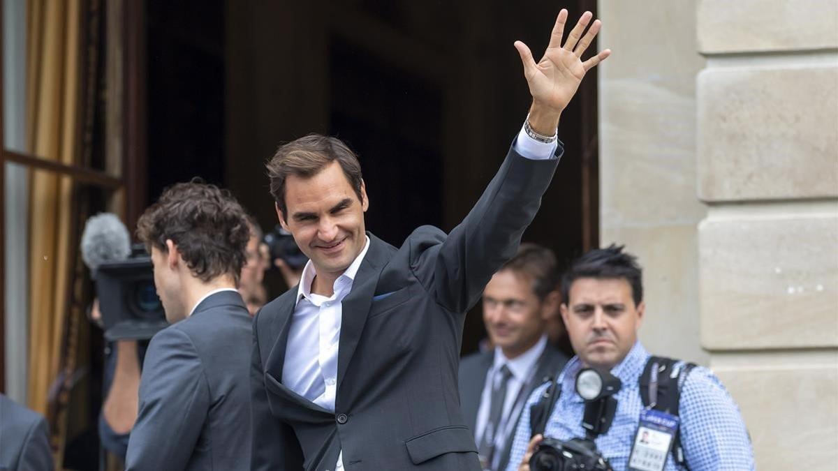 Federer saluda a los fans durante la ceremonia de apertura de la Laver Cup.