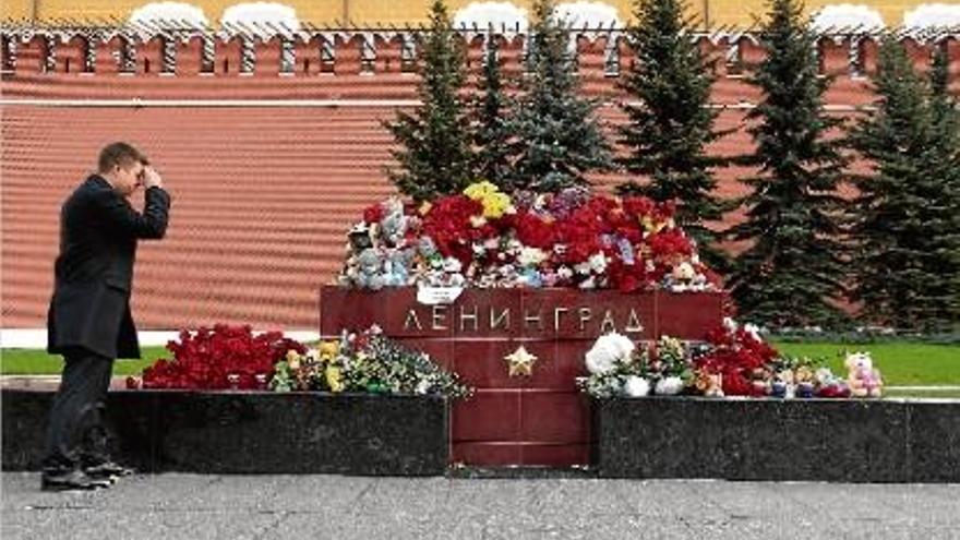 Altar en record a les víctimes de l&#039;accident aeri al monument als herois de Leningrad.