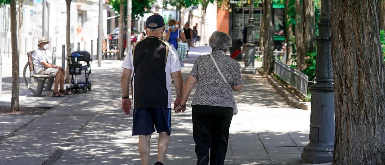 Una pareja de mayores paseando.